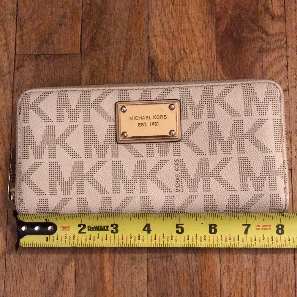 Michael kors wallet- tan/gold detail